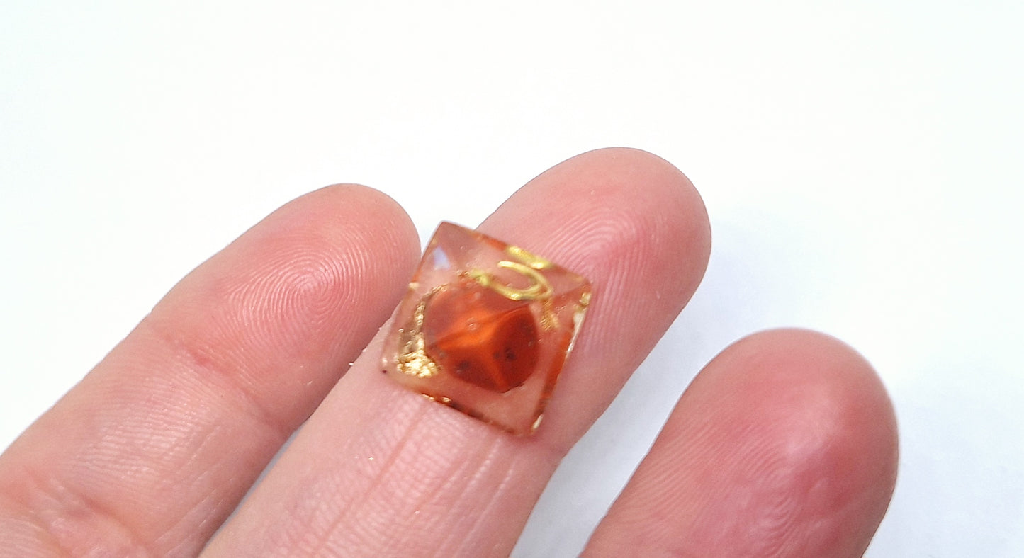 Orgonite pyramide XXXS - Jaspe rouge, or ❤️