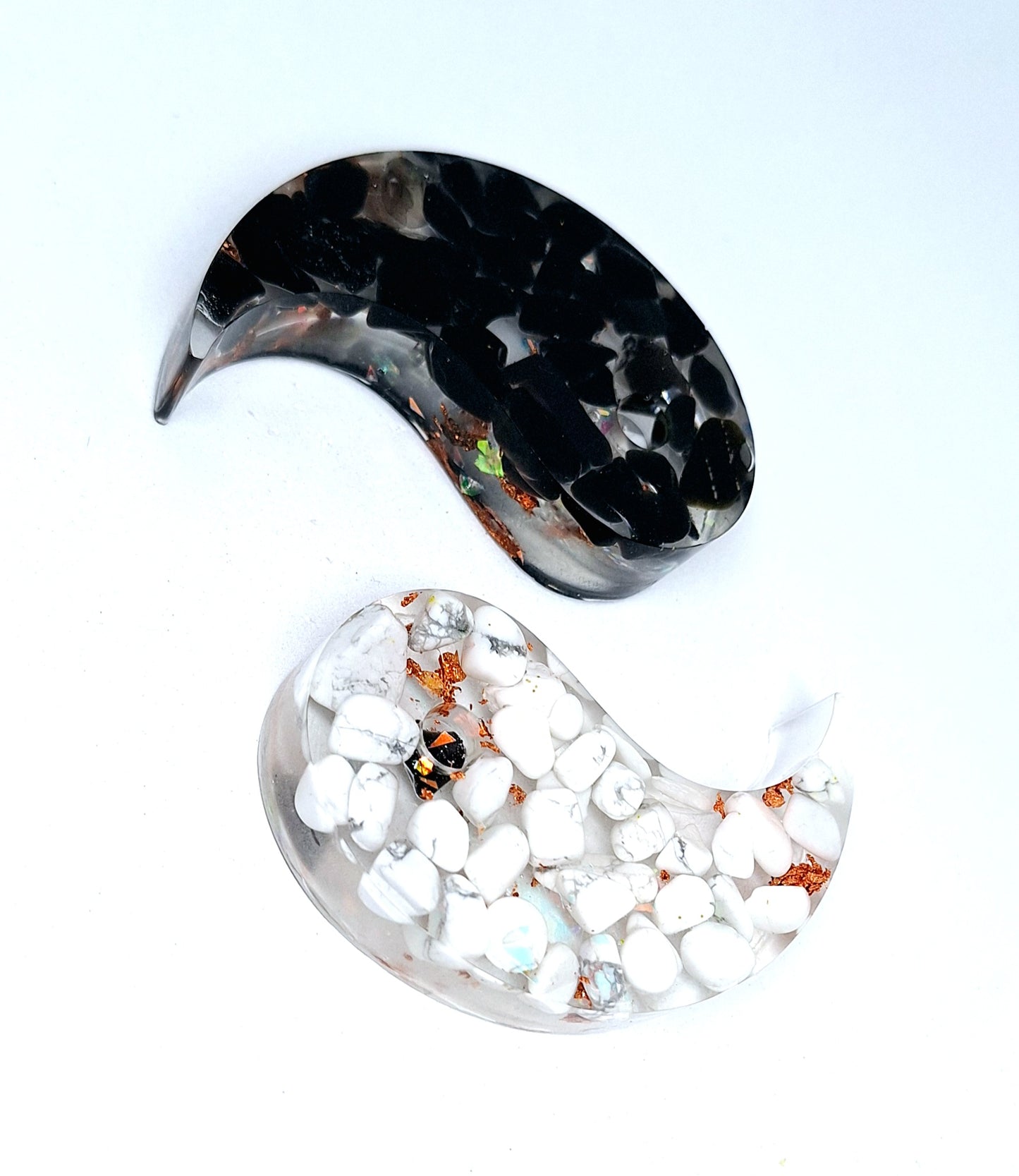 Orgonite Yin et Yang, howlite et obsidienne, cuivre