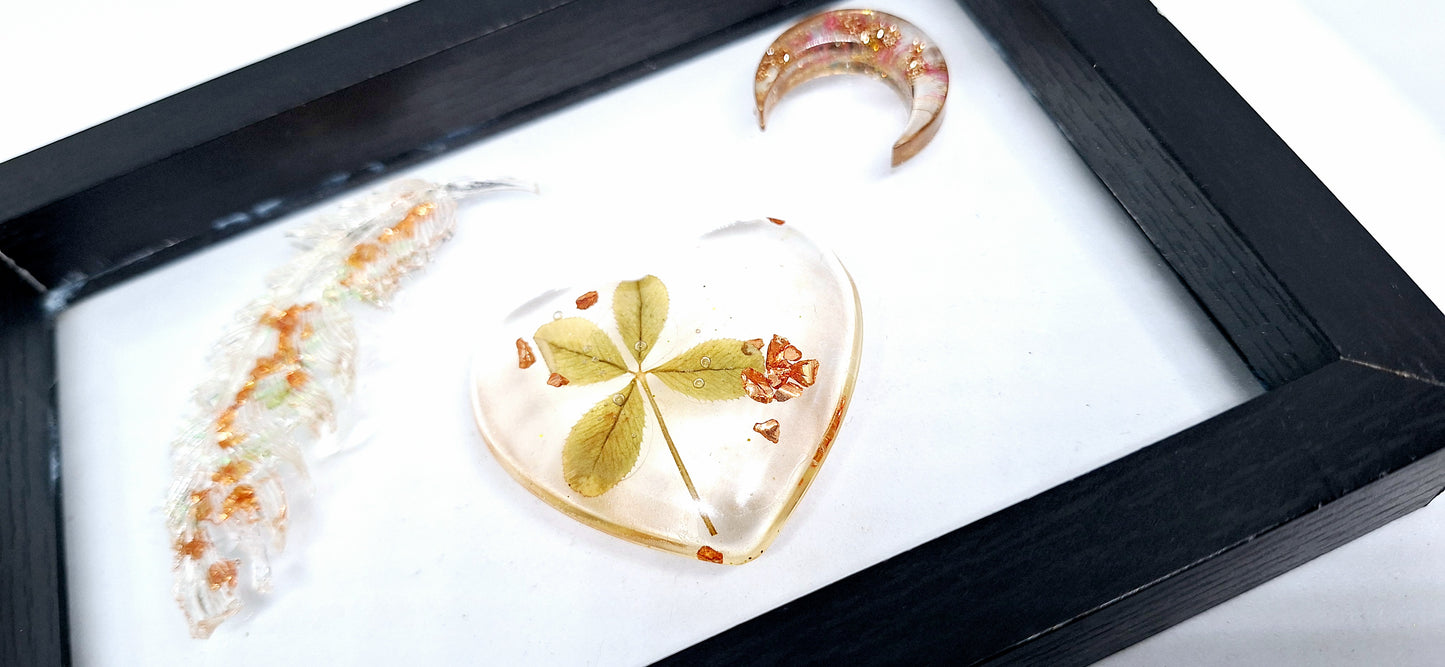 Cadre Cœur, plume et lune, trèfle à 4 feuilles, porte-bonheur, protection et douceur dans l'amour