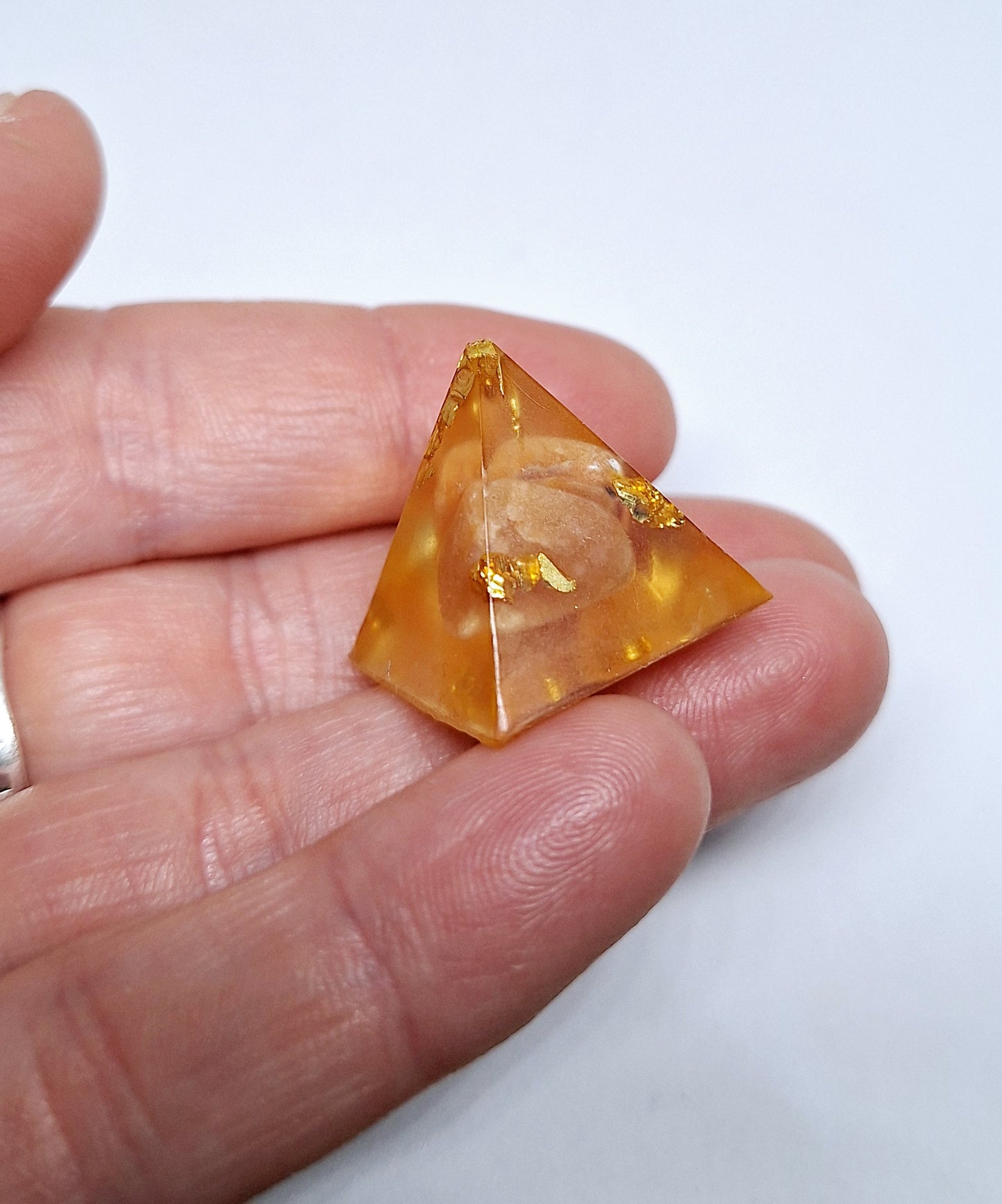 Orgonite pyramide XXS - Aventurine orange, laiton 🧡
