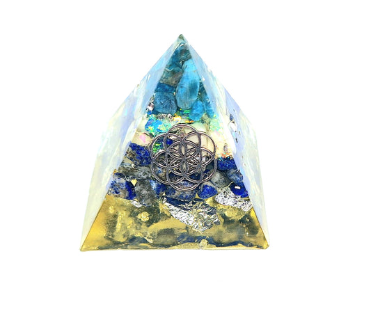 Orgonite pyramide L - Apatite, howlite et lapis-lazuli, aluminium, graine de vie 🩵🤍💙