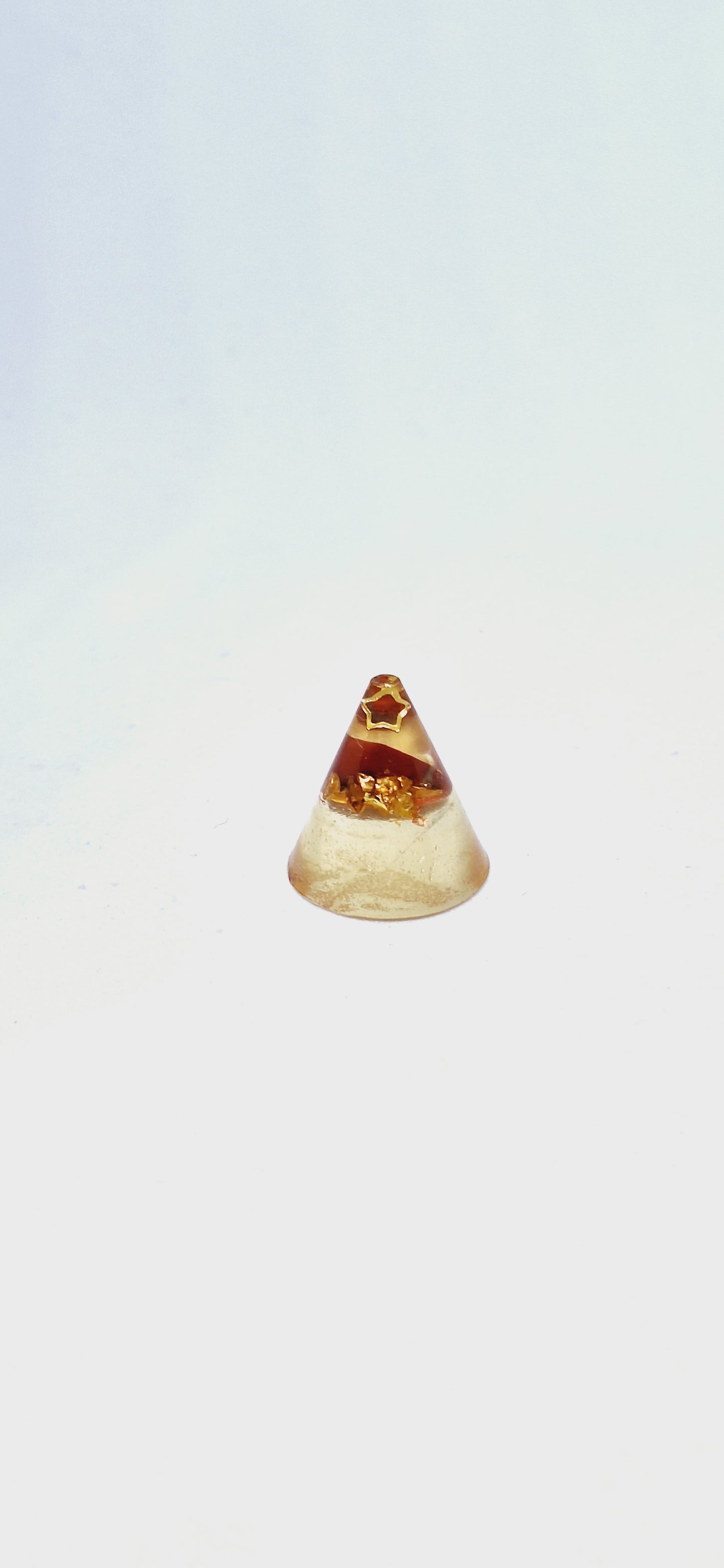 Orgonite cône XS - Jaspe rouge, étoile ou soleil, or