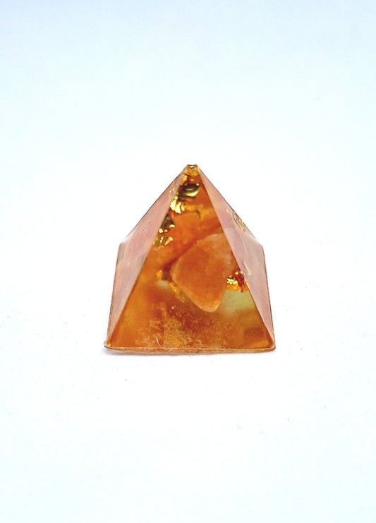Orgonite pyramide XXS - Aventurine orange, laiton 🧡