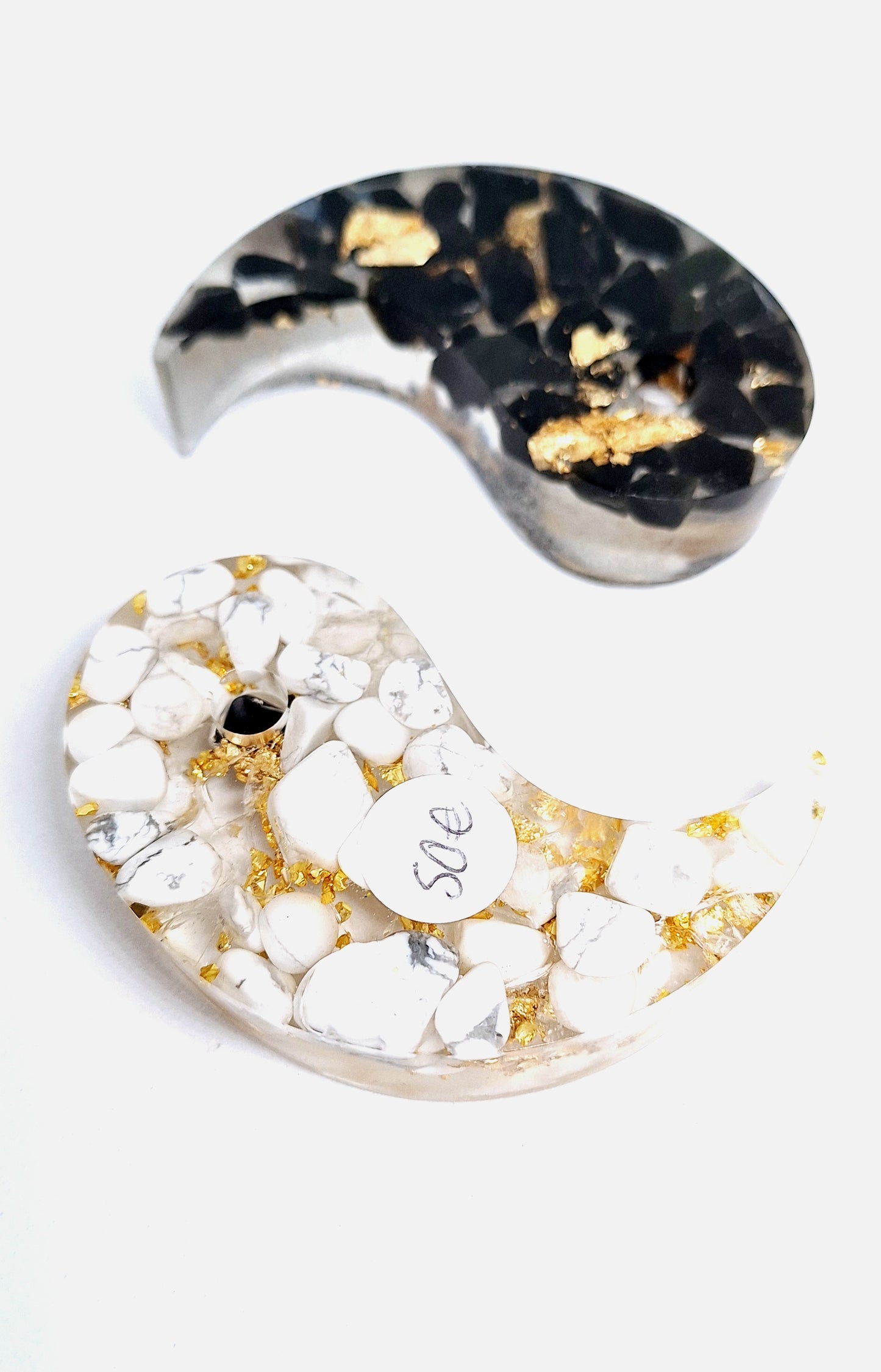 Orgonite Yin et Yang, howlite et obsidienne, aluminium doré et or
