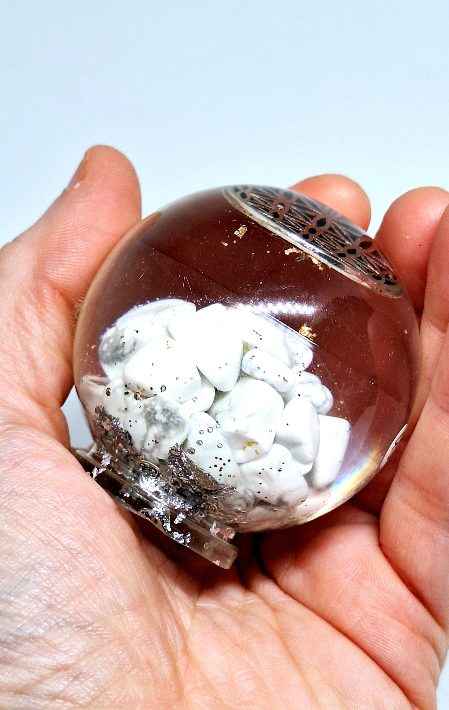 Orgonite Sphère M - Howlite, fleur de vie, aluminium