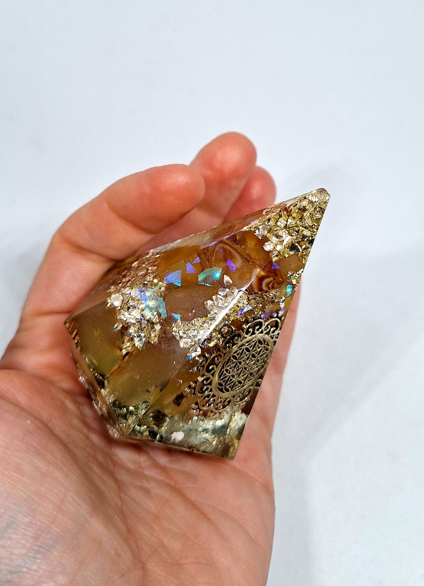 Orgonite - Pyramide pentagonale L, fleur de vie, agate jaune, aluminium