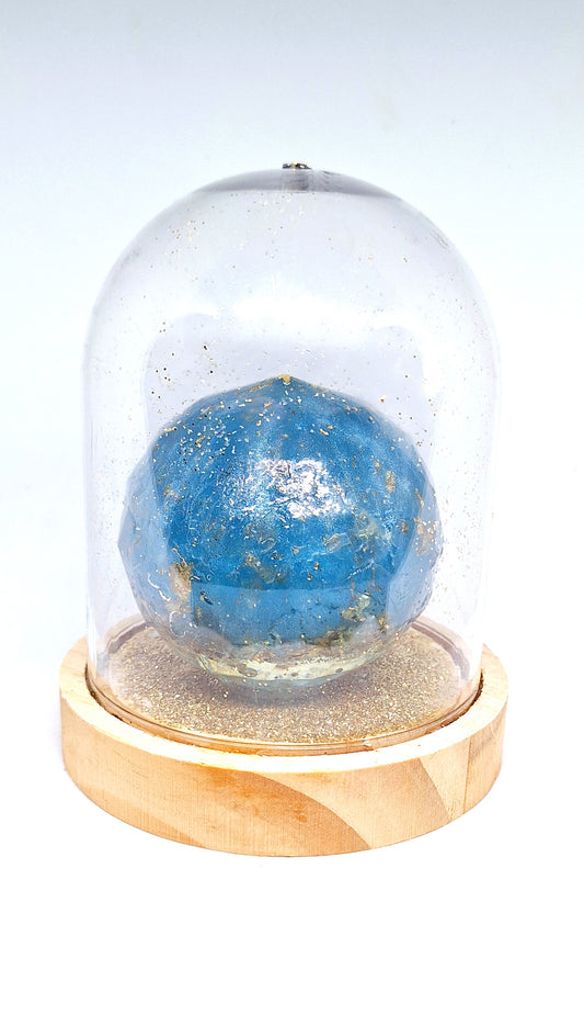 Sphère-univers à facettes sous cloche