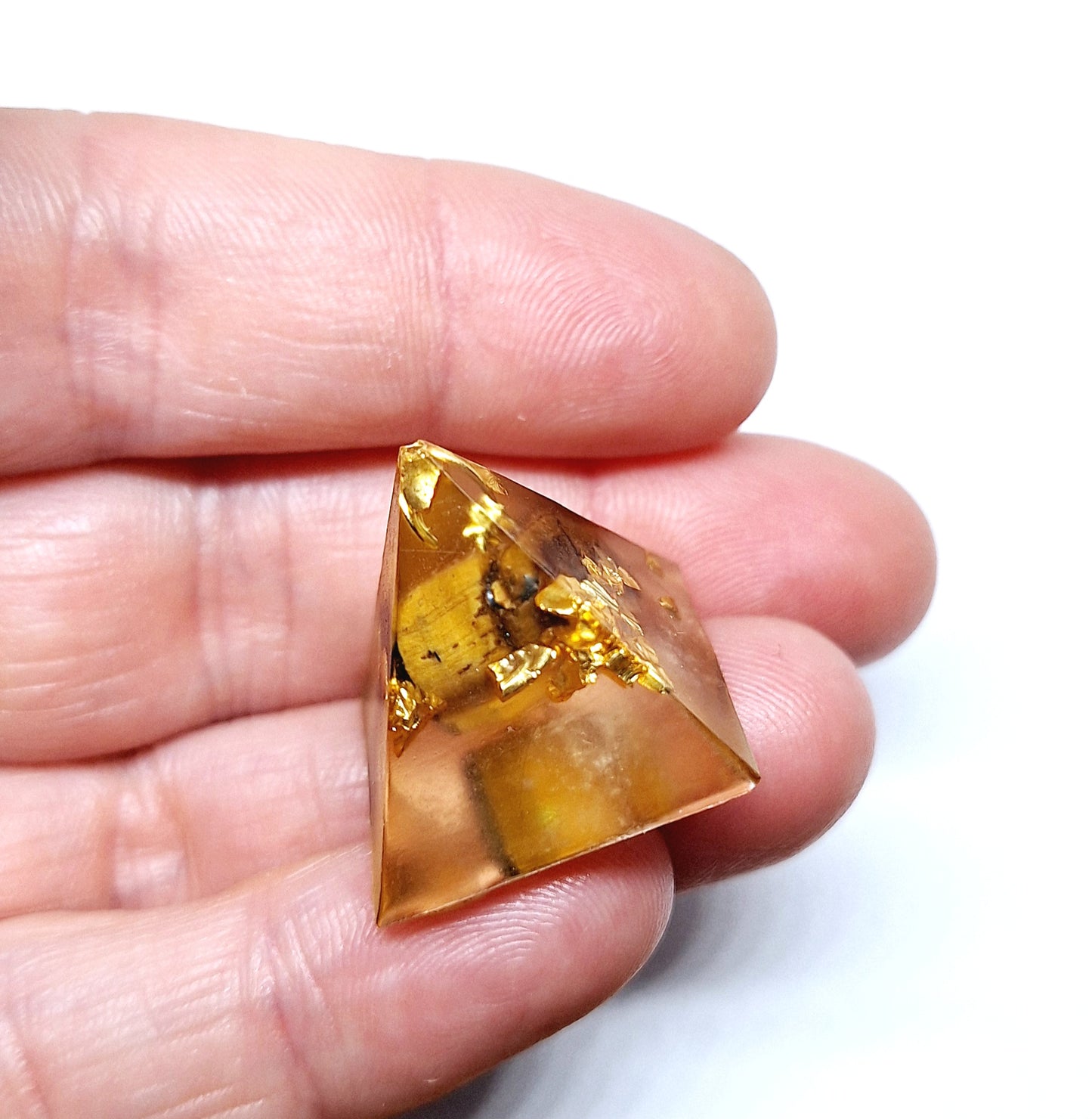 Orgonite pyramide XXS - Œil de tigre, laiton 🤎