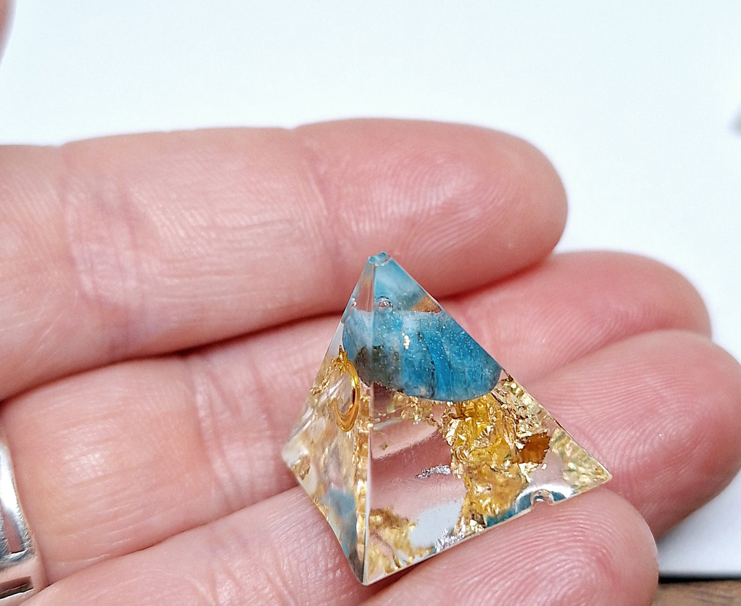Orgonite pyramide XXS - Apatite, or ou cuivre 🩵