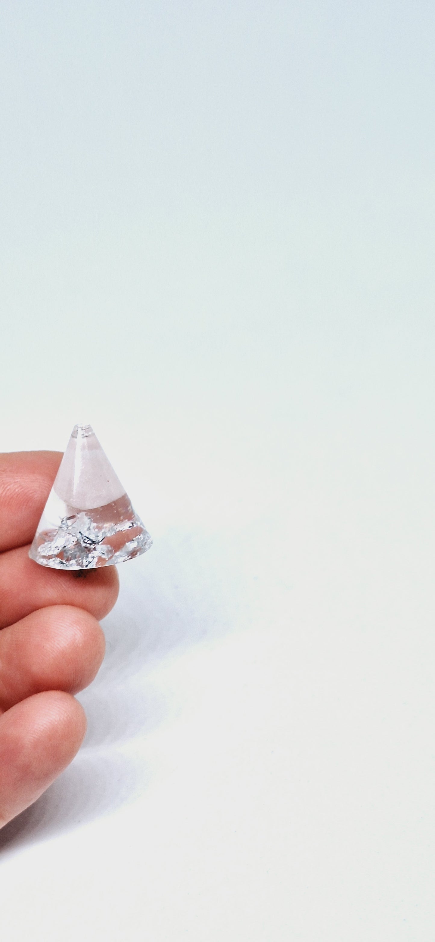 Orgonite cône XS - Quartz rose, lune, aluminium