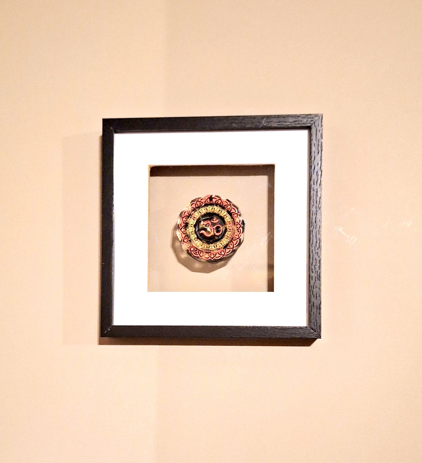 Cadre Orgonite Aum/Om, obsidienne, aluminium doré