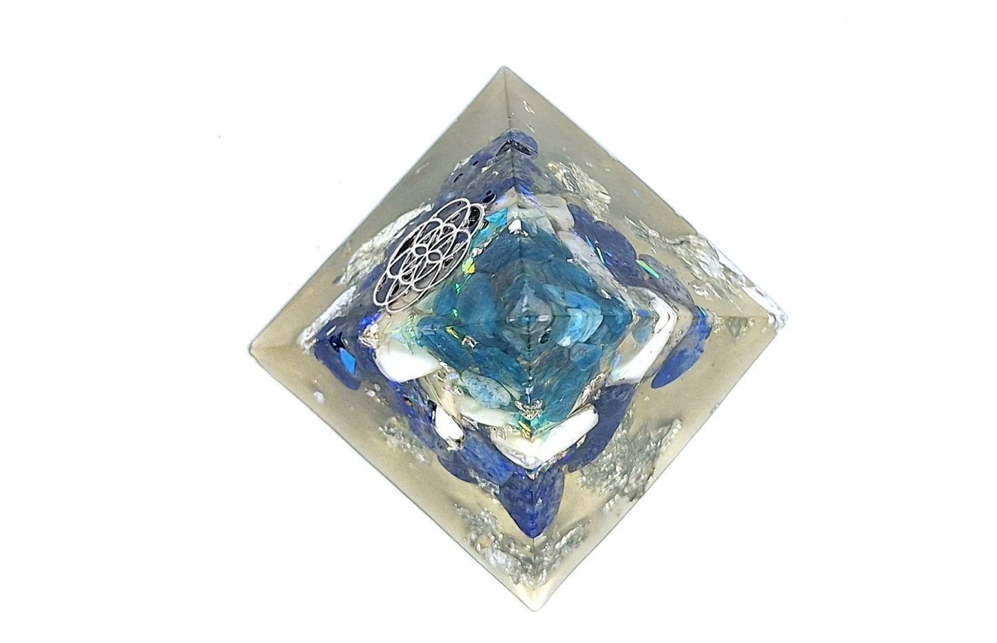 Orgonite pyramide L - Apatite, howlite et lapis-lazuli, aluminium, graine de vie 🩵🤍💙