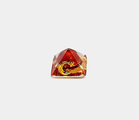 Orgonite pyramide XXXS - Jaspe rouge, or ❤️