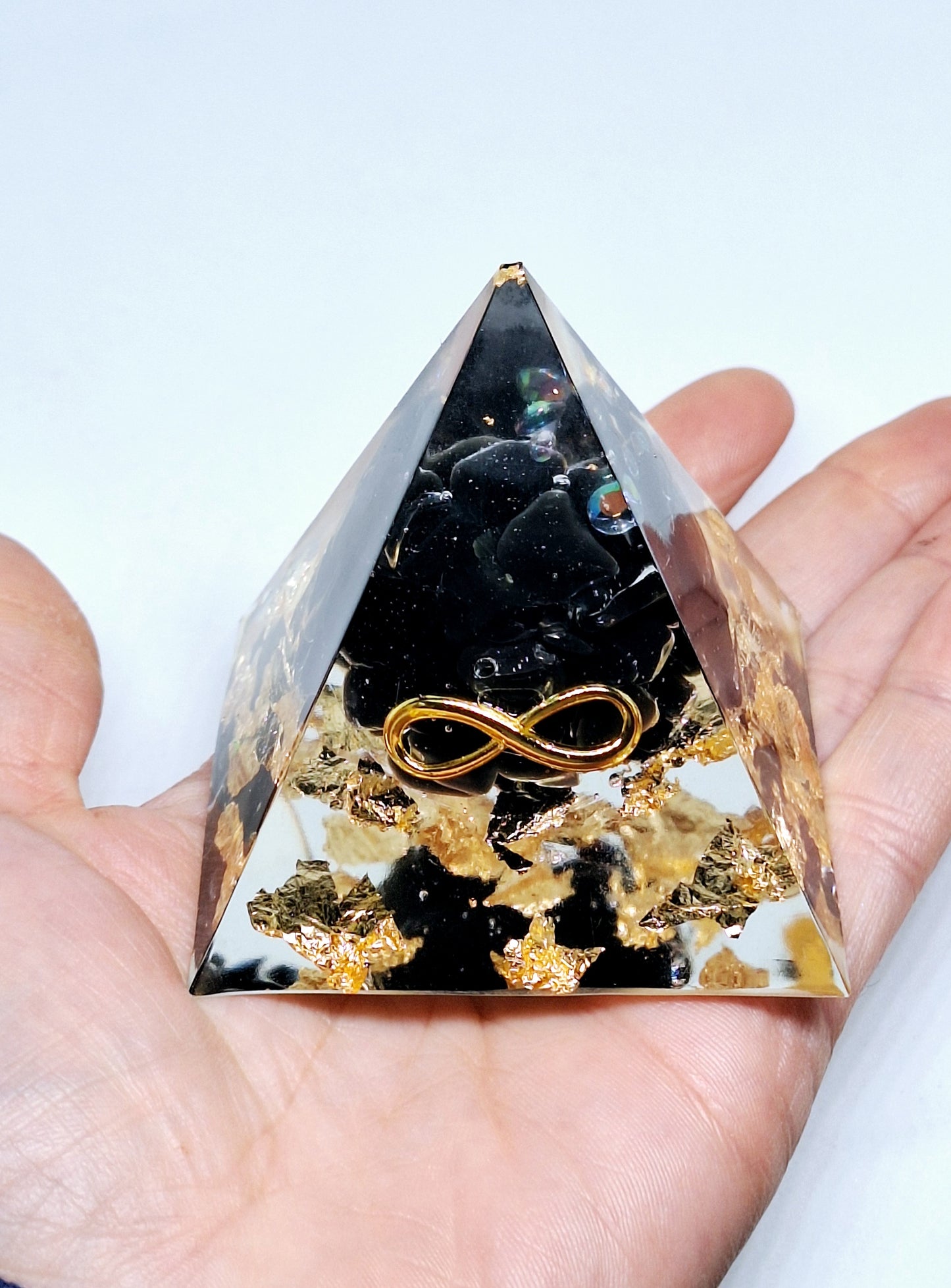 Orgonite pyramide L - Obsidienne, or, infini 🖤