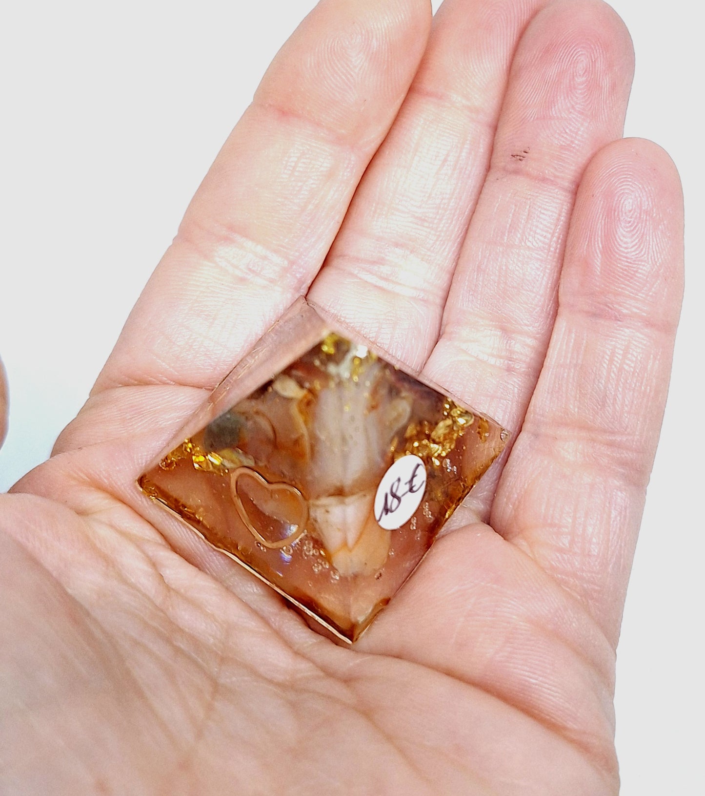 Orgonite pyramide XS - Cornaline, laiton, cœur 🧡