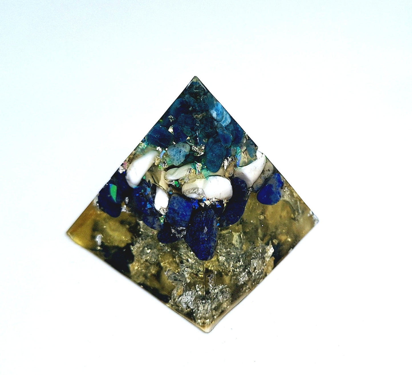 Orgonite pyramide L - Apatite, howlite et lapis-lazuli, aluminium, graine de vie 🩵🤍💙