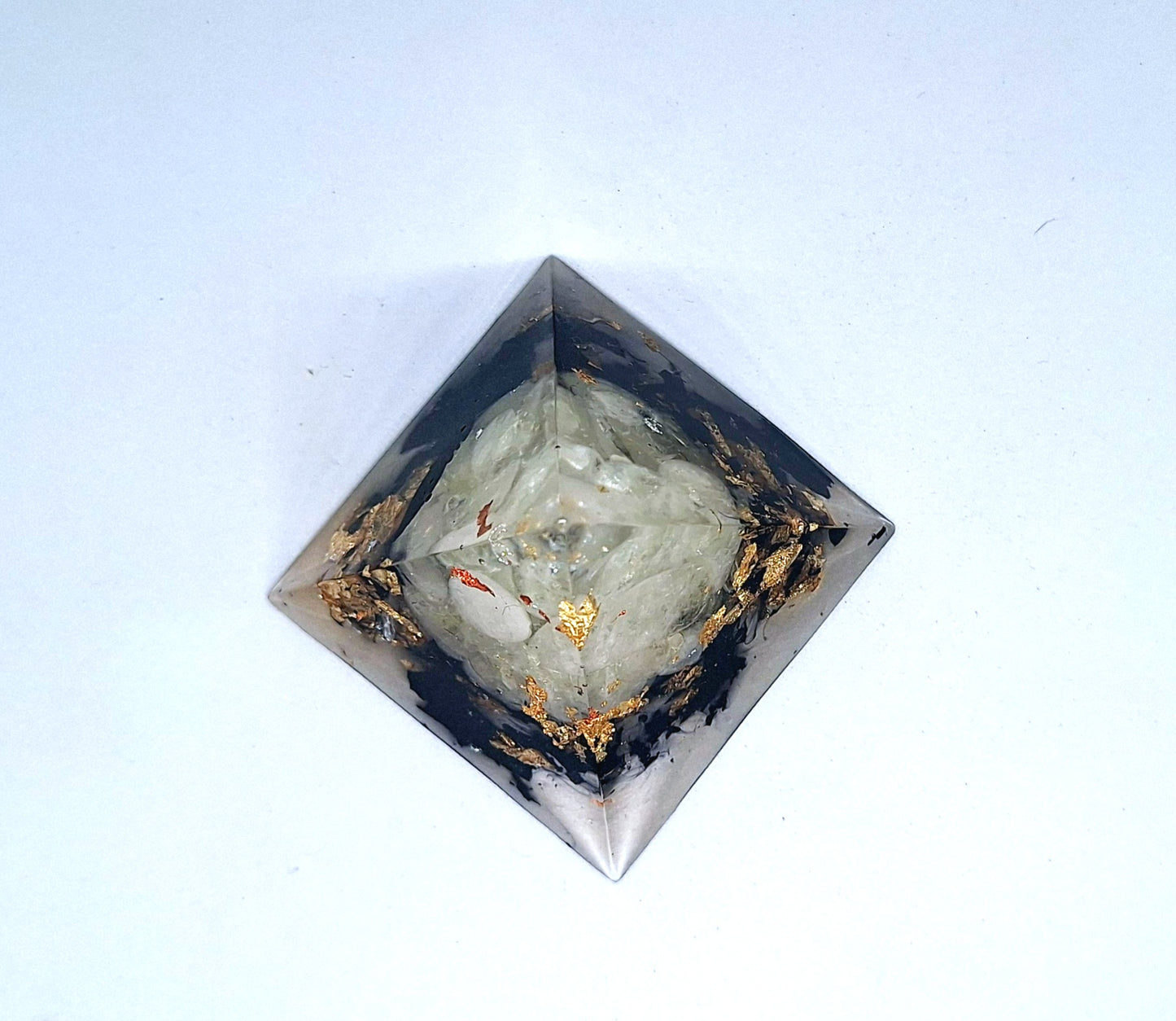 Orgonite pyramide L - Citrine, or et aluminium teinté noir, plume 💛