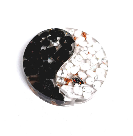 Orgonite Yin et Yang, howlite et obsidienne, cuivre