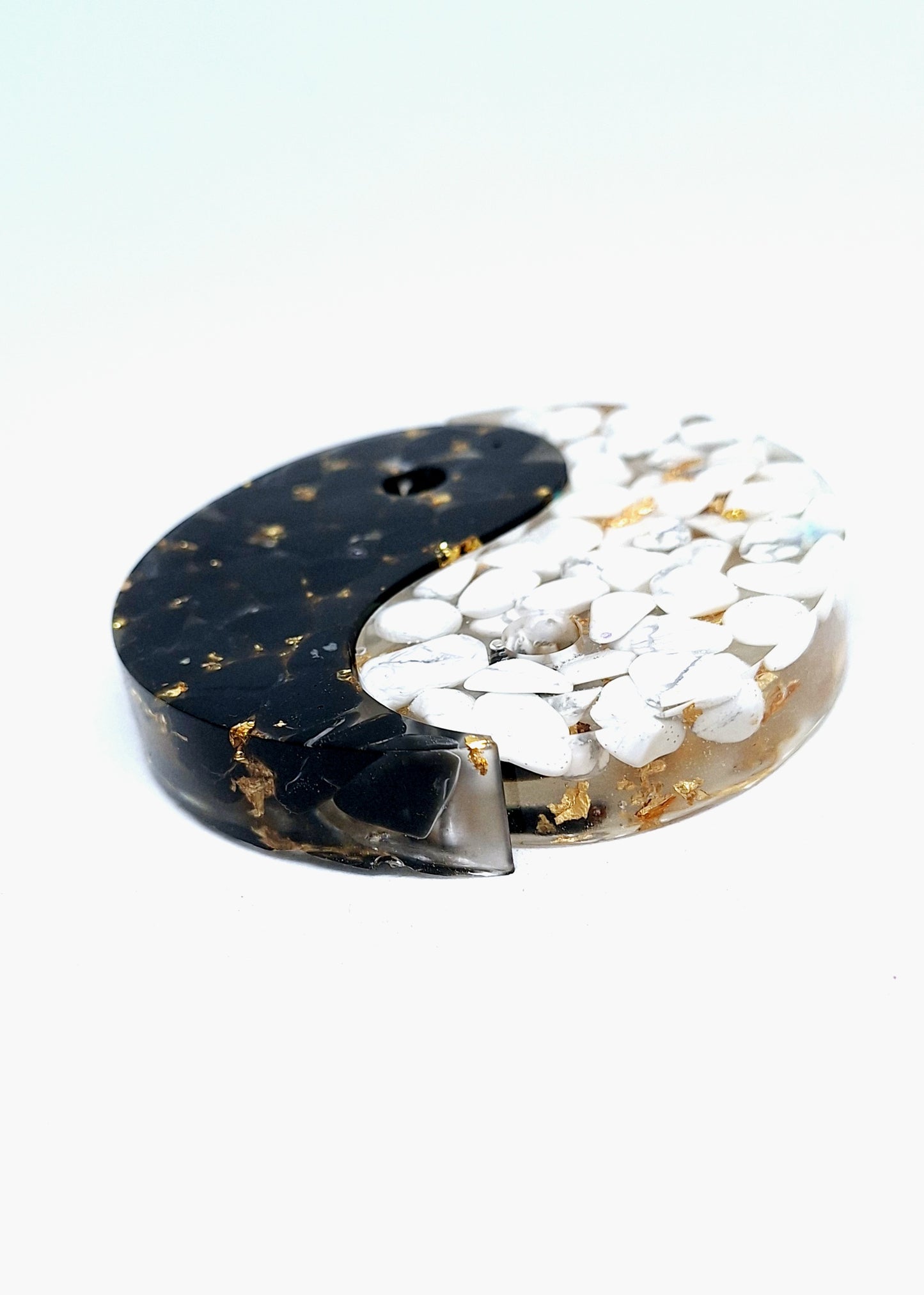Orgonite Yin et Yang, howlite et obsidienne, aluminium doré et or
