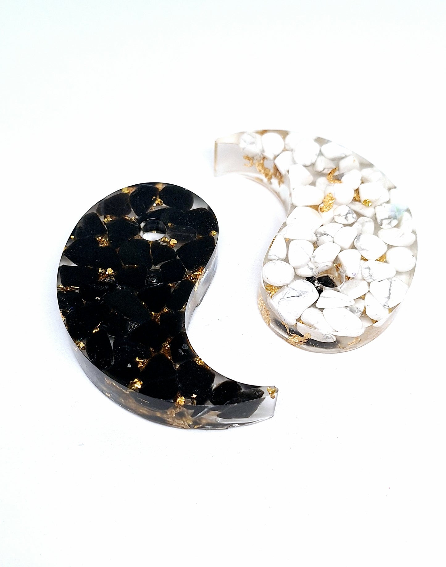 Orgonite Yin et Yang, howlite et obsidienne, aluminium doré et or