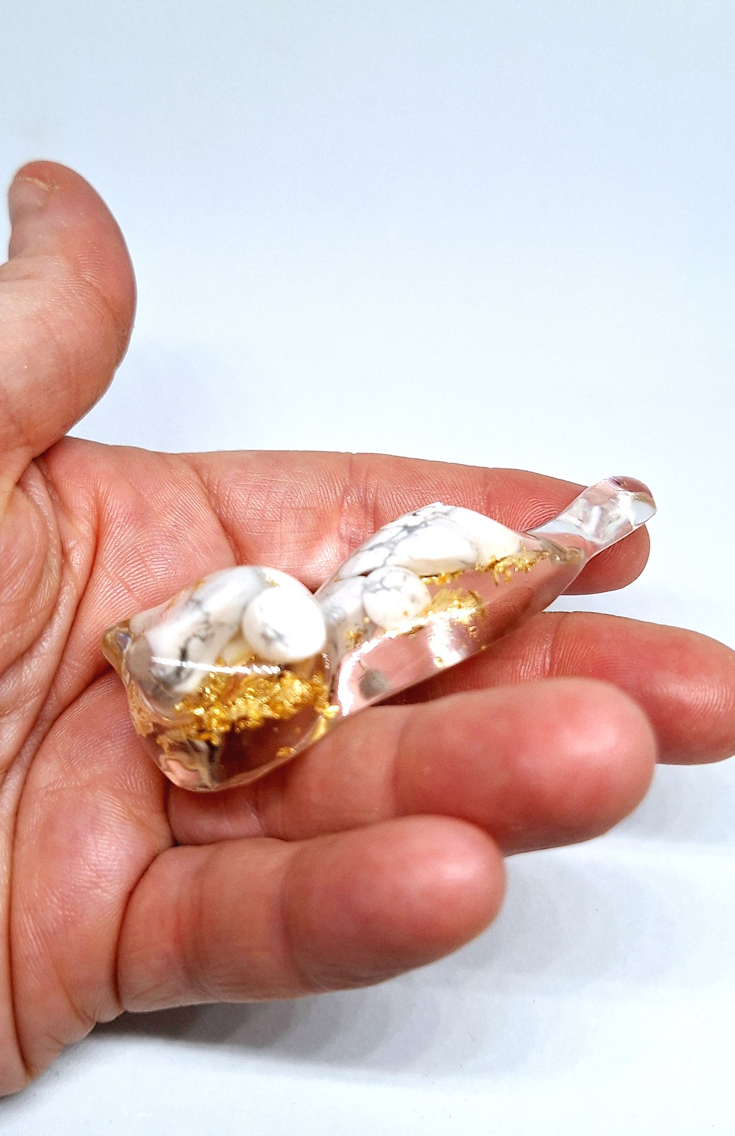 Chat orgonite Howlite  - Or ou Aluminium