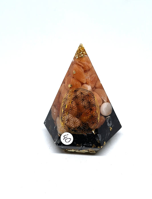 Orgonite - Pyramide pentagonale L, fleur de vie, aventurine orange et obsidienne, aluminium doré