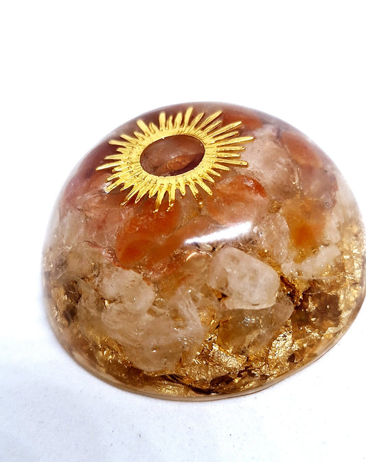 Orgonite dôme - Quartz rouge et hematoïde, soleil, or