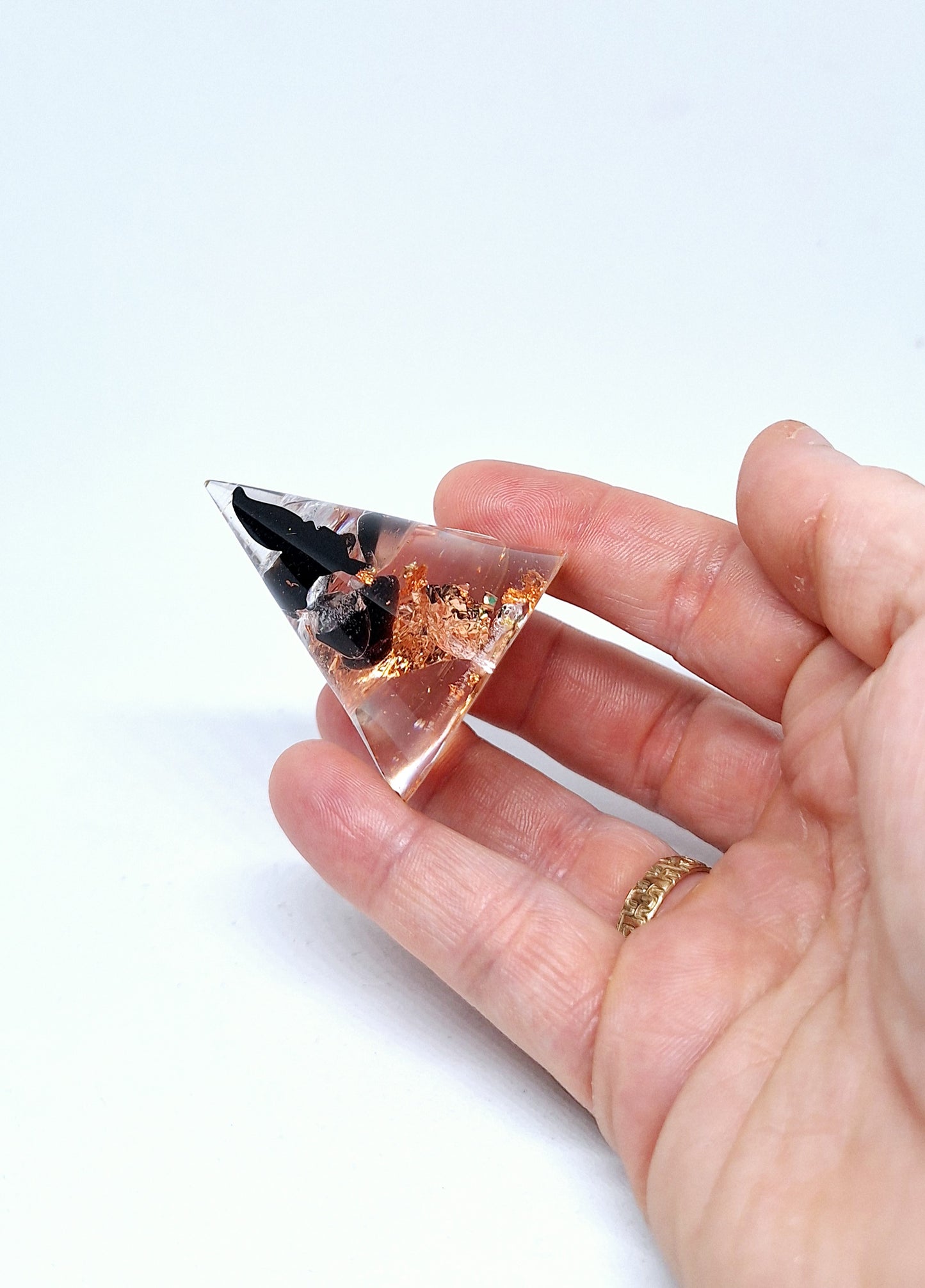 Orgonite cône M - Obsidienne, quartz, cuivre