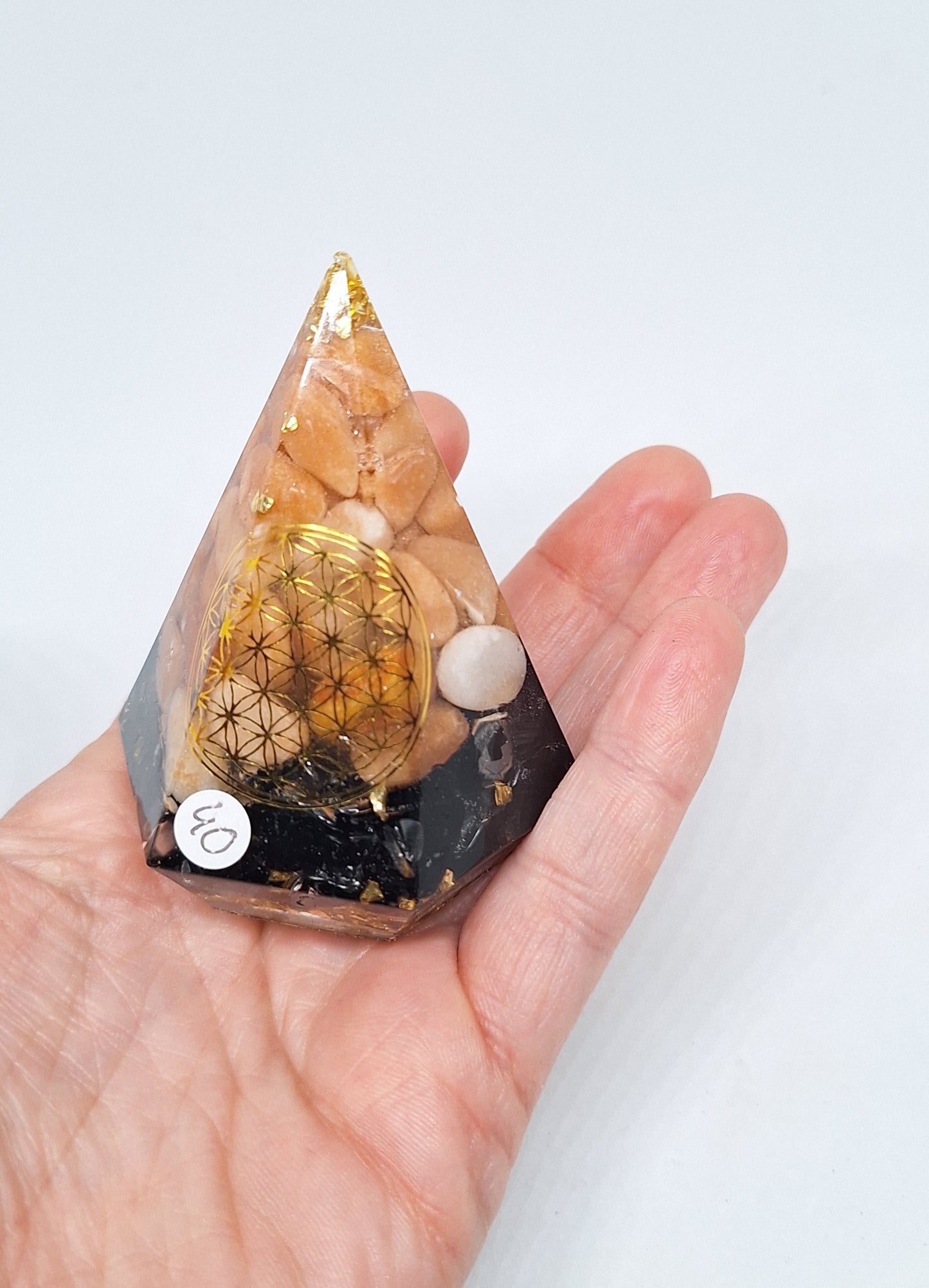Orgonite - Pyramide pentagonale L, fleur de vie, aventurine orange et obsidienne, aluminium doré