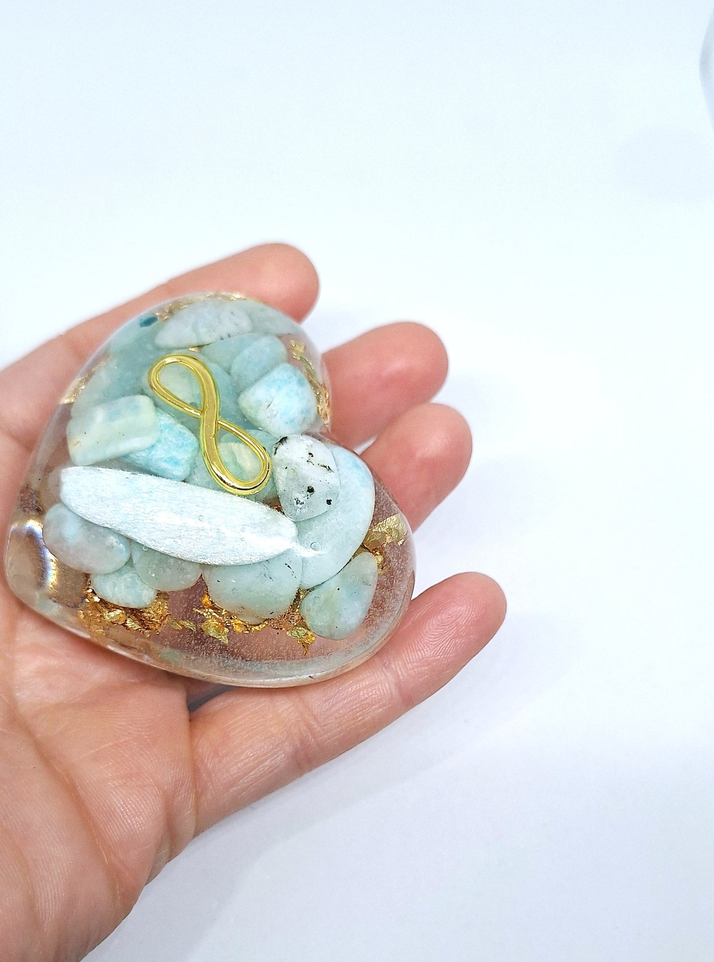 Orgonite Cœur L - Amazonite, or, infini 🩵