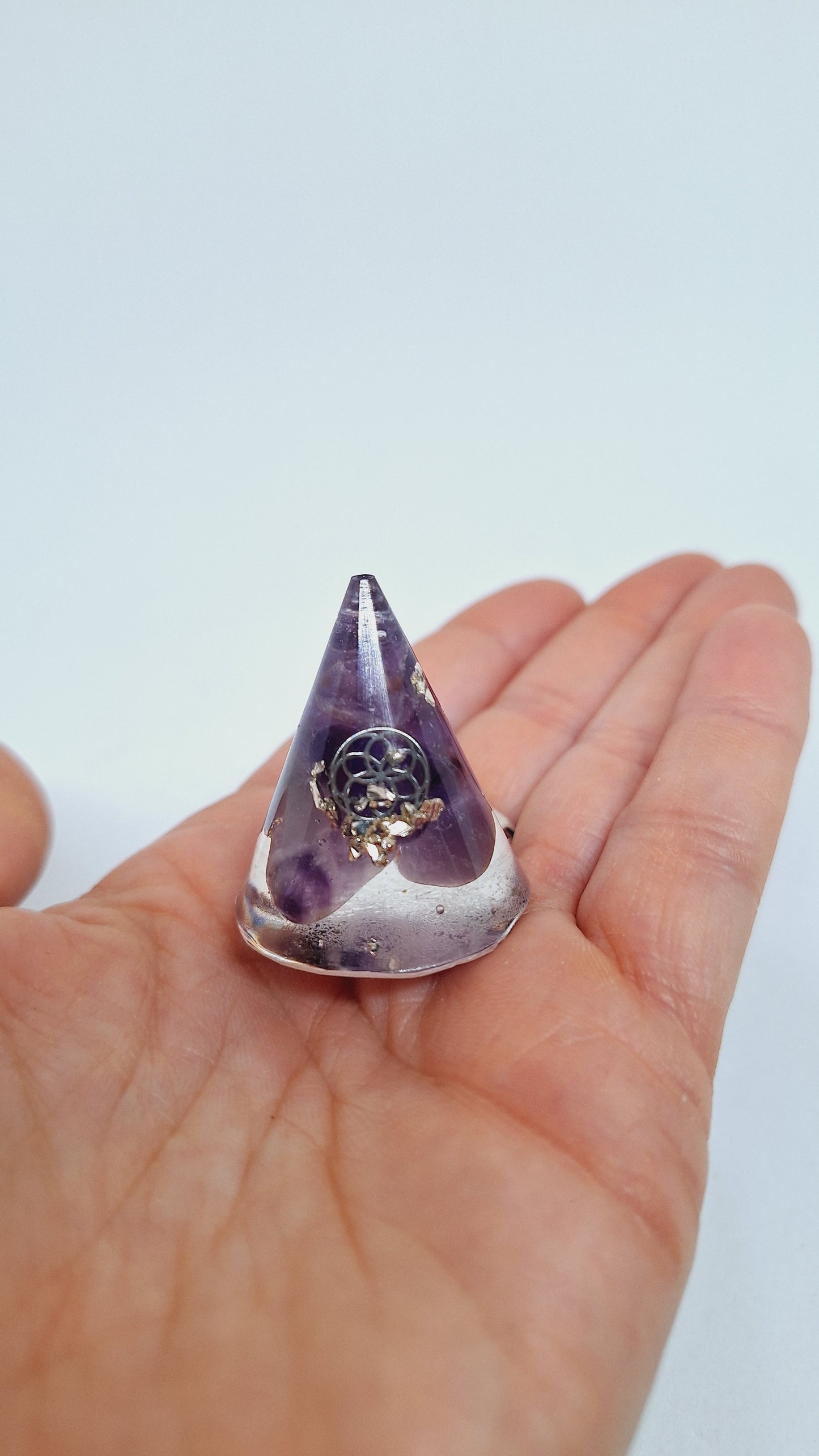 Orgonite cône S, Améthyste, fleur de vie, aluminium