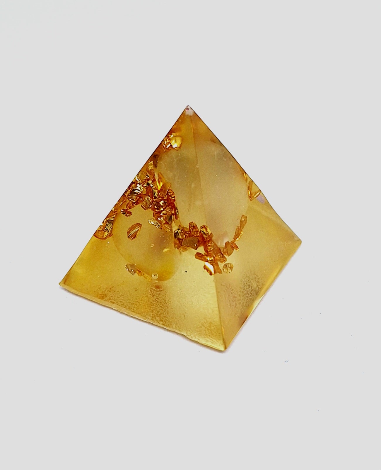 Orgonite pyramide XS - Agate jaune, laiton, arbre de vie 💛