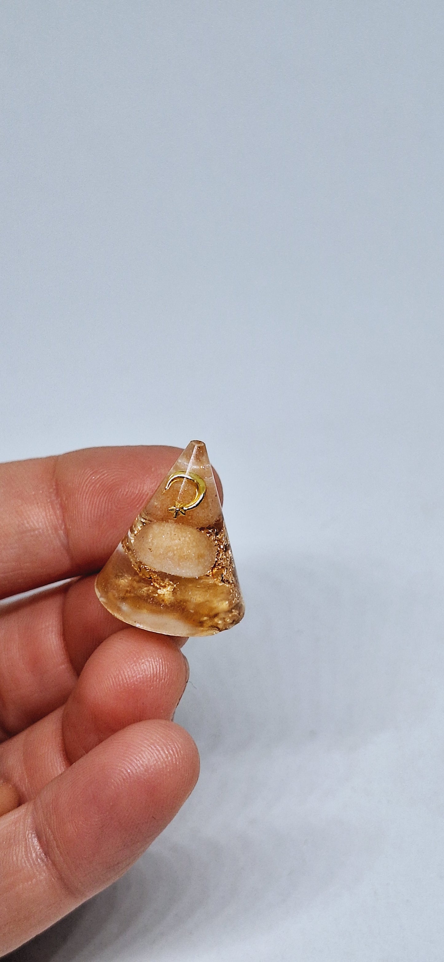 Orgonite cône XS - Aventurine orange, lune étoilée, or