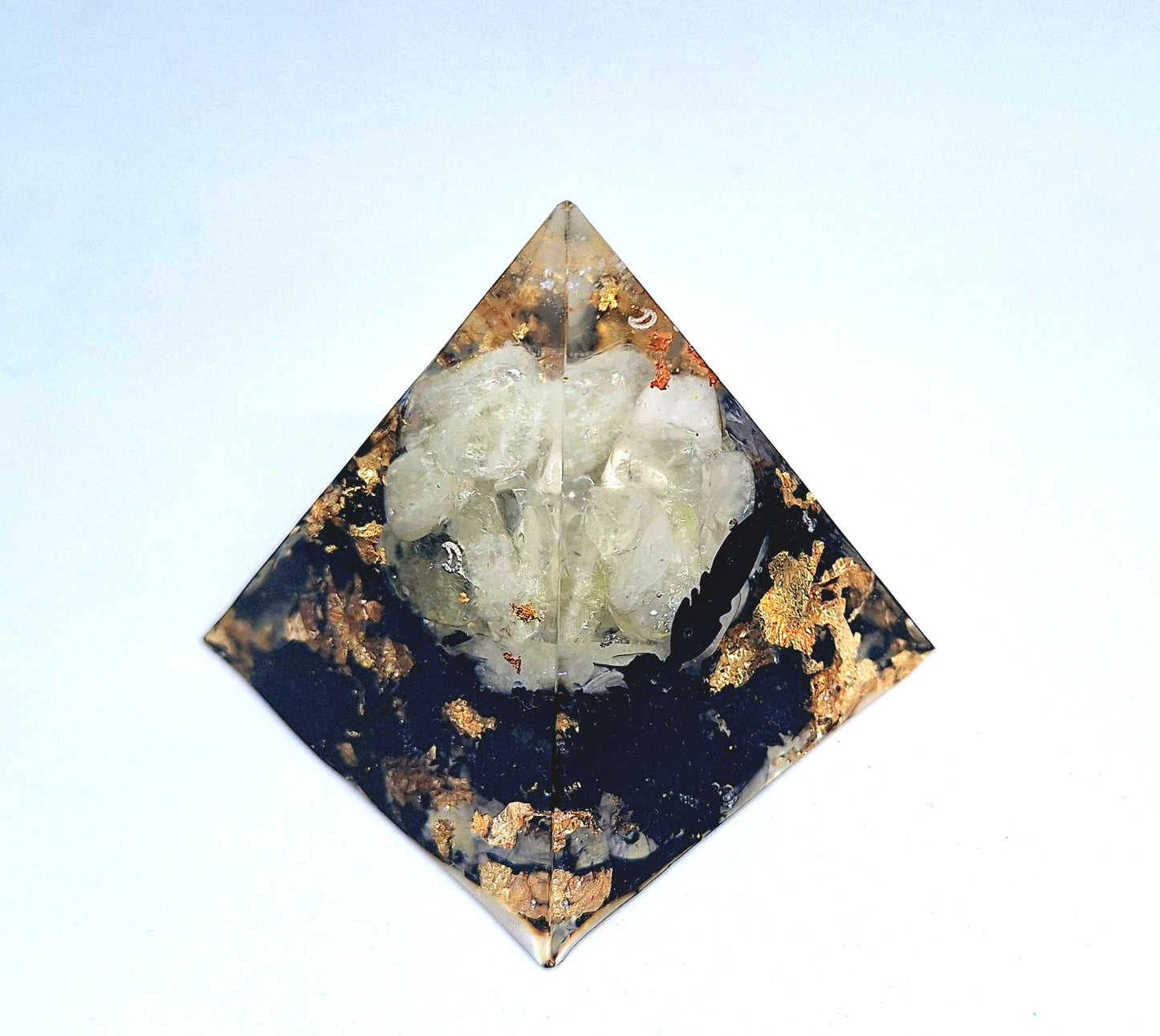 Orgonite pyramide L - Citrine, or et aluminium teinté noir, plume 💛