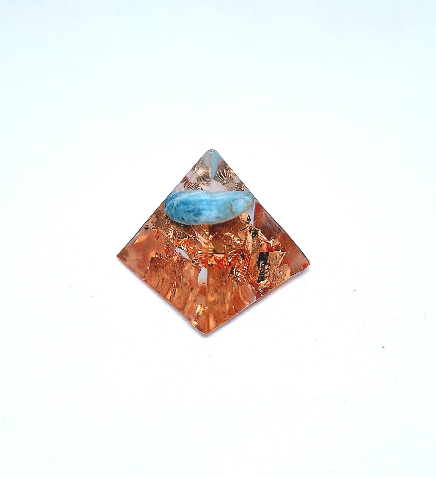 Orgonite pyramide XXS - Apatite, or ou cuivre 🩵