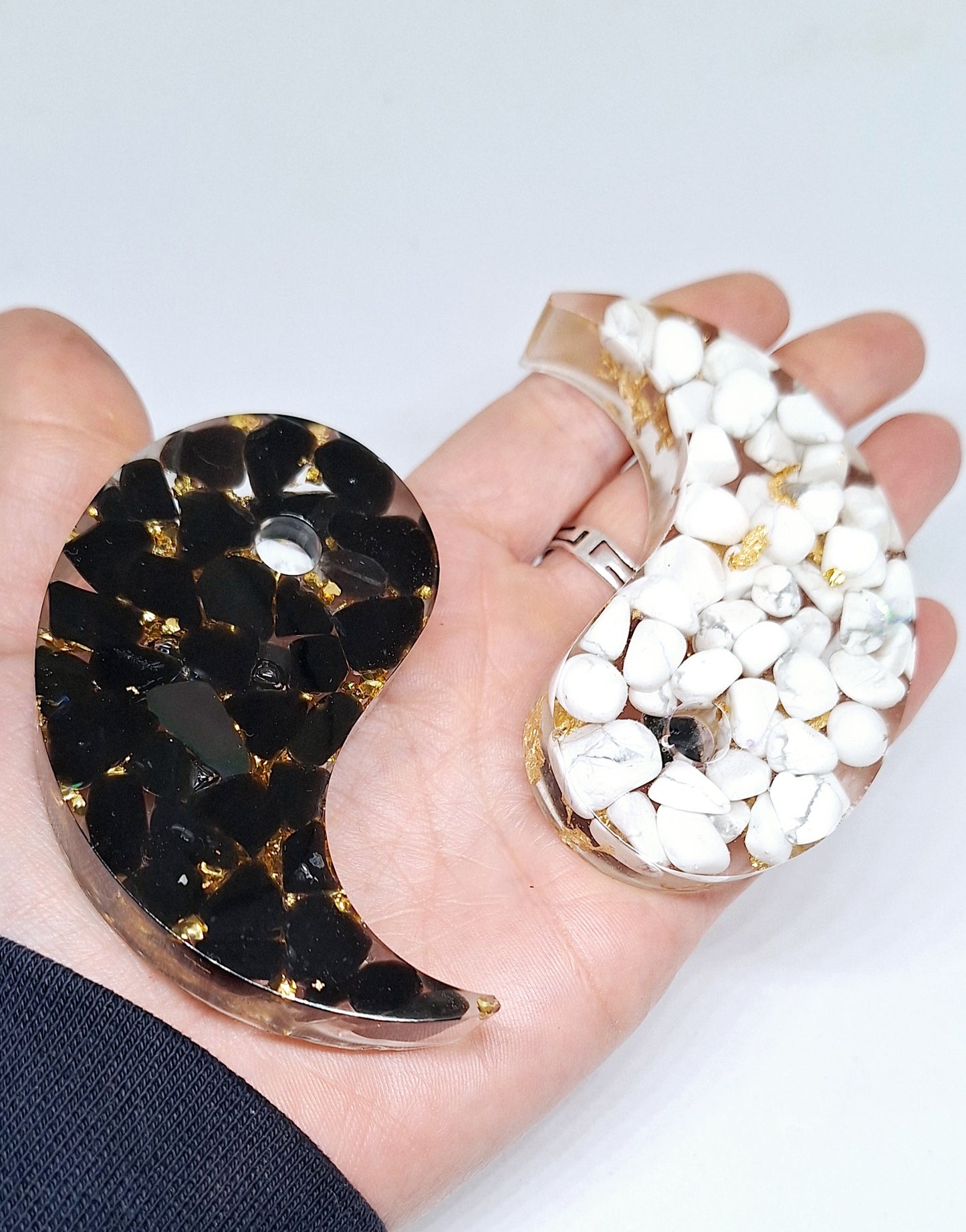 Orgonite Yin et Yang, howlite et obsidienne, aluminium doré et or