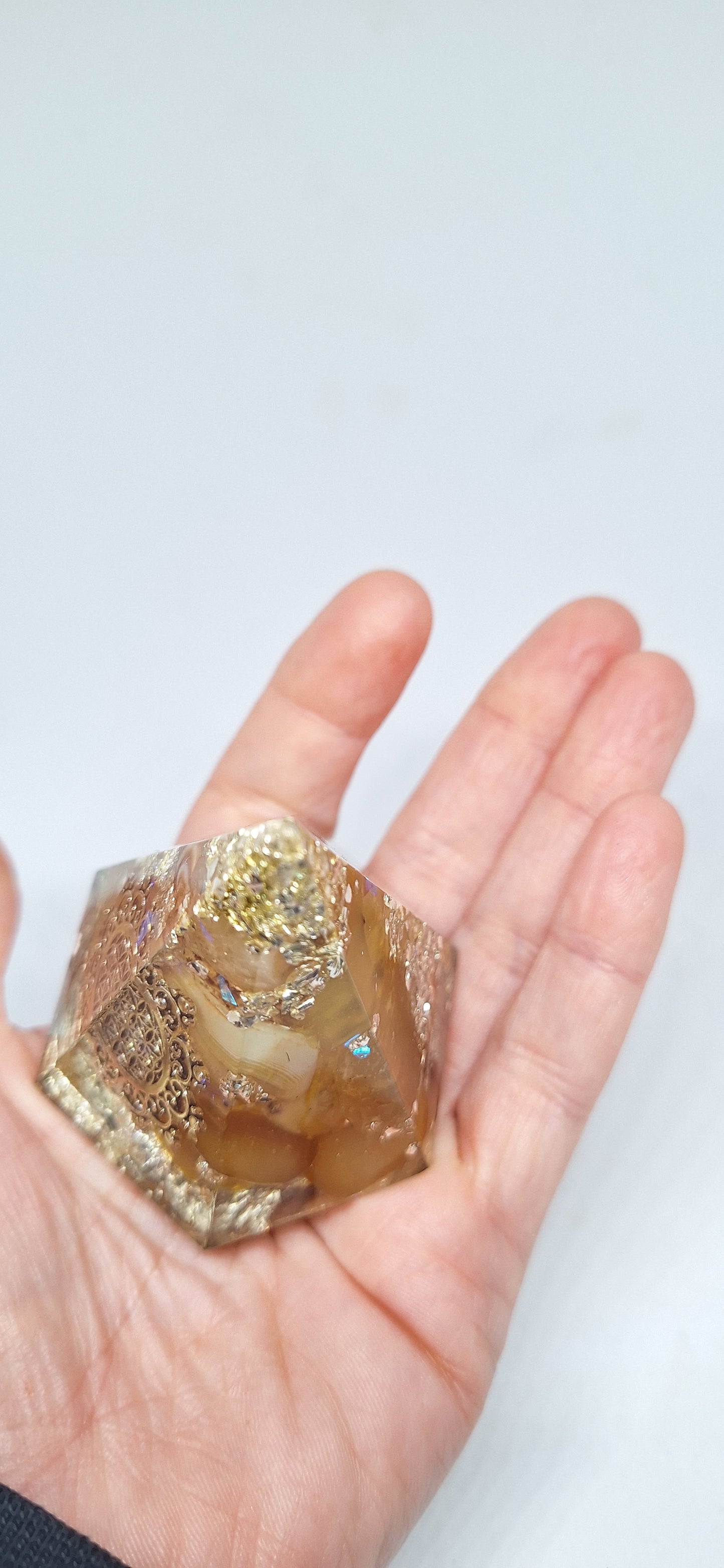 Orgonite - Pyramide pentagonale L, fleur de vie, agate jaune, aluminium