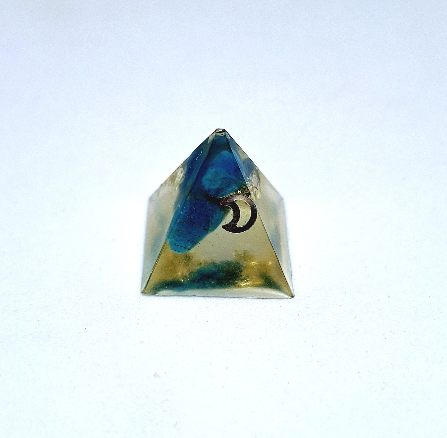 Orgonite pyramide XXS - Apatite, or ou cuivre 🩵