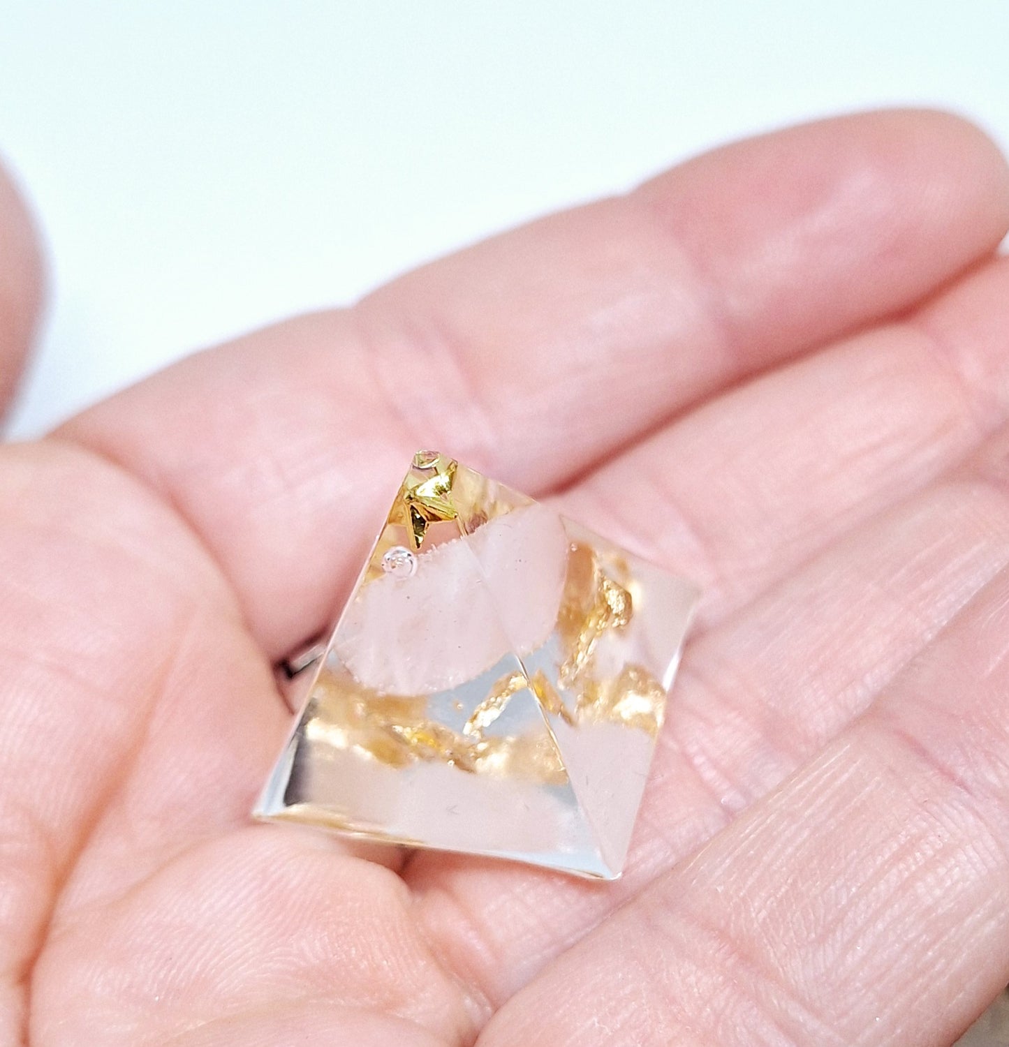 Orgonite pyramide XXS - Quartz rose, or 🩷