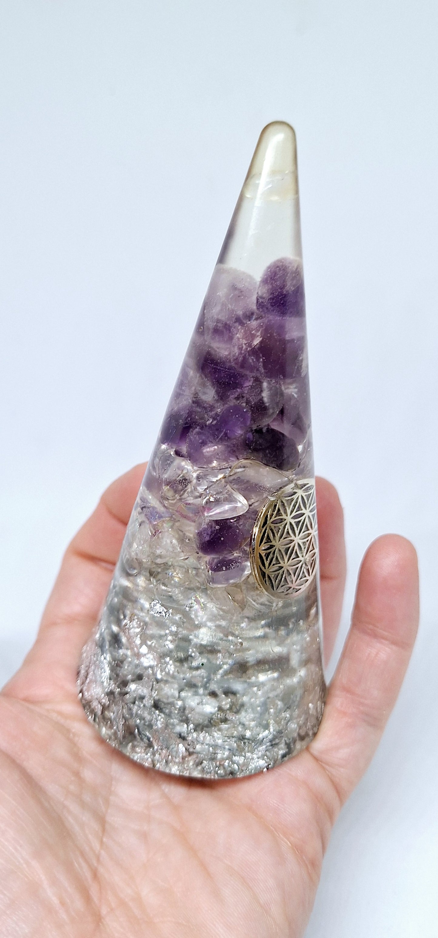 Orgonite cône XL - Améthyste et quartz, fleur de vie, aluminium