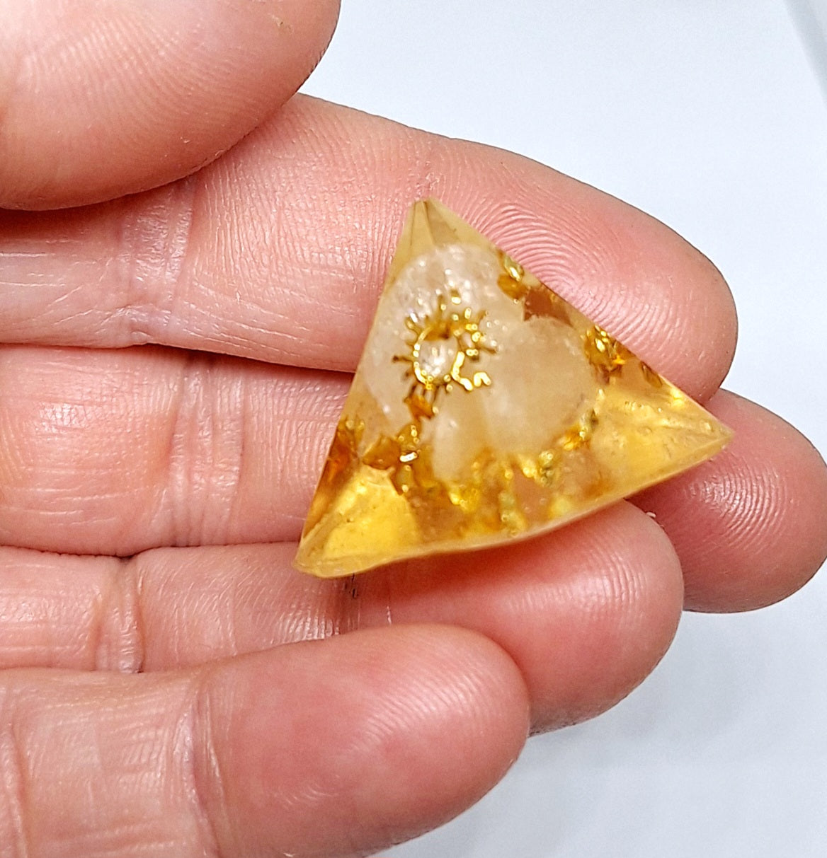 Orgonite pyramide XXS - Quartz rutile, laiton 💛