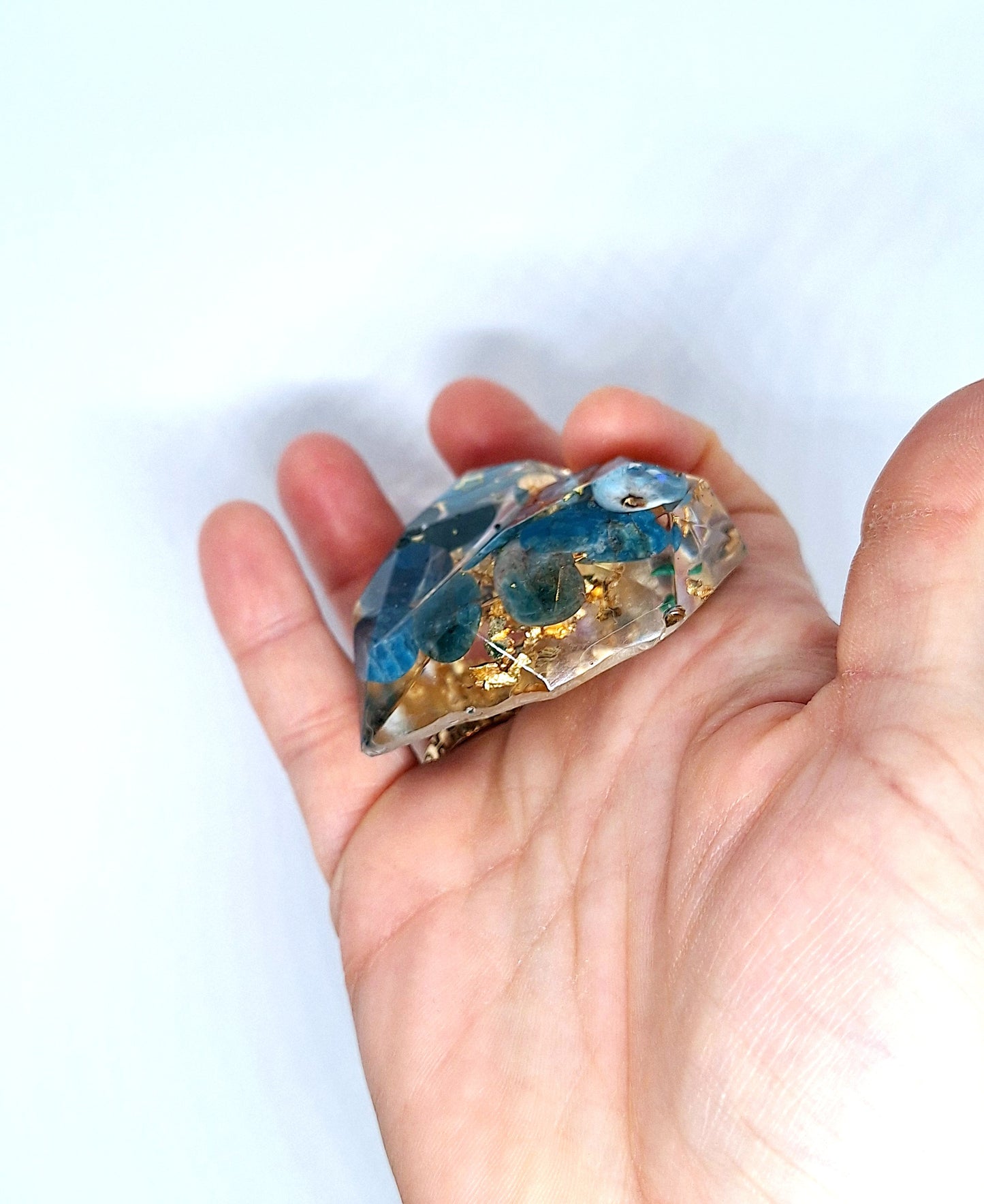 Orgonite Cœur à facettes - Apatite, or, étoiles 🩵