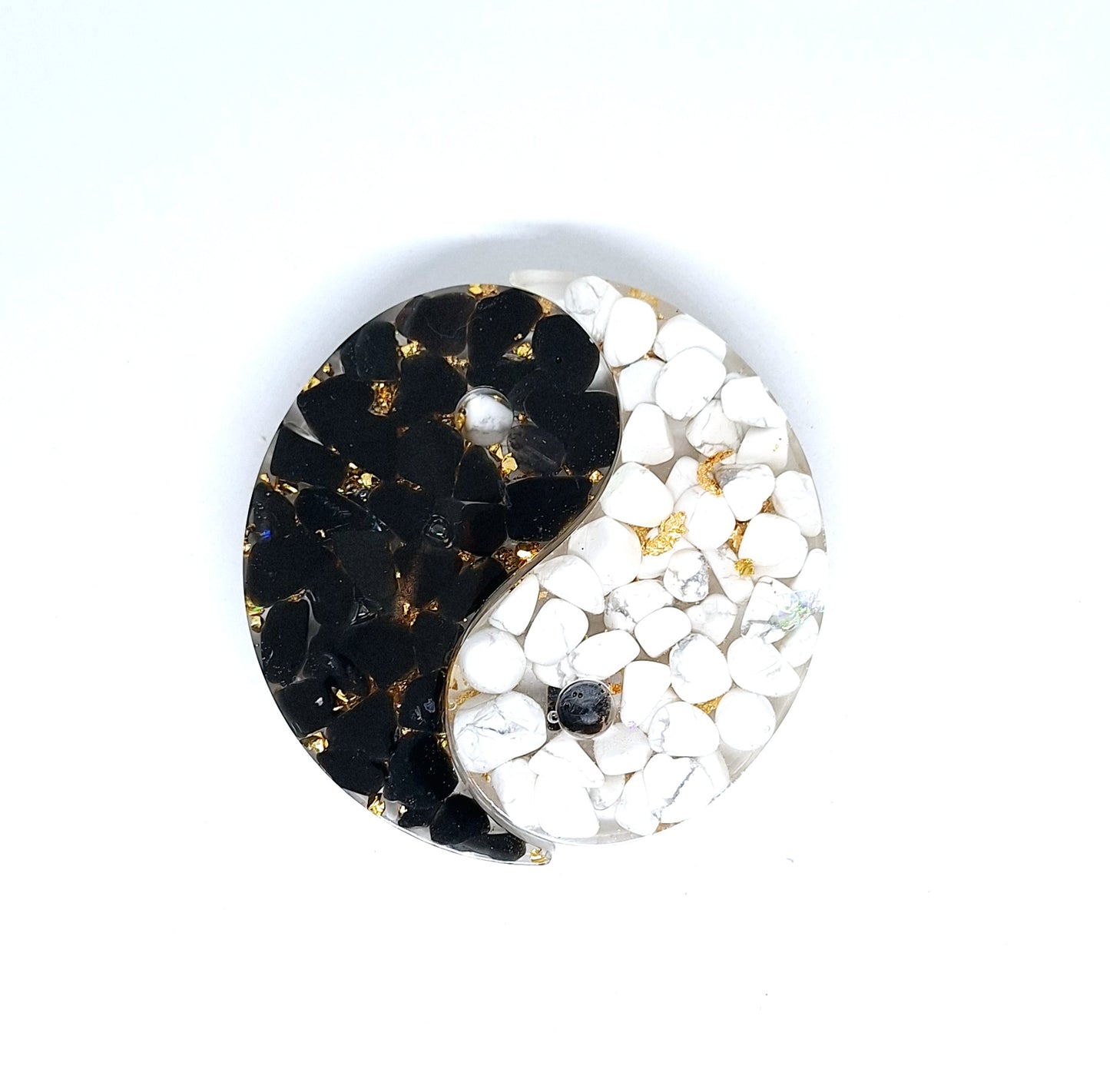 Orgonite Yin et Yang, howlite et obsidienne, aluminium doré et or