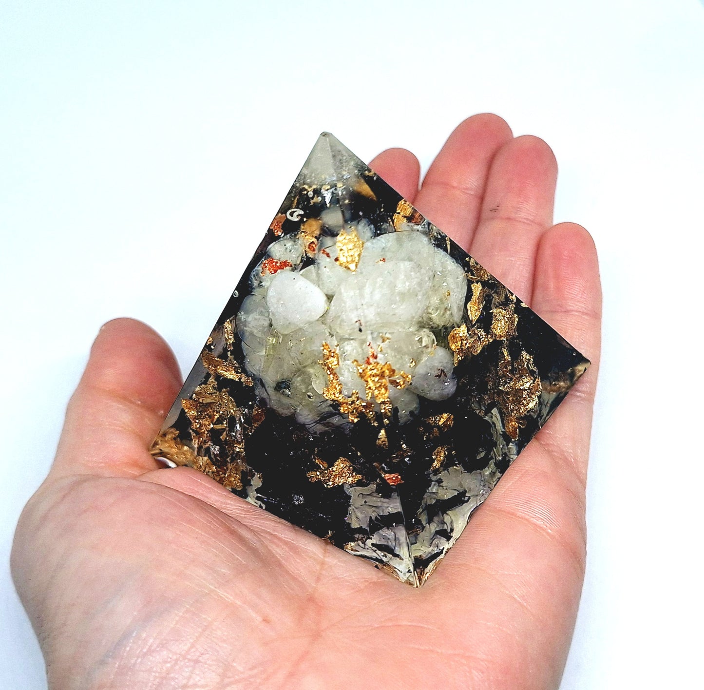 Orgonite pyramide L - Citrine, or et aluminium teinté noir, plume 💛