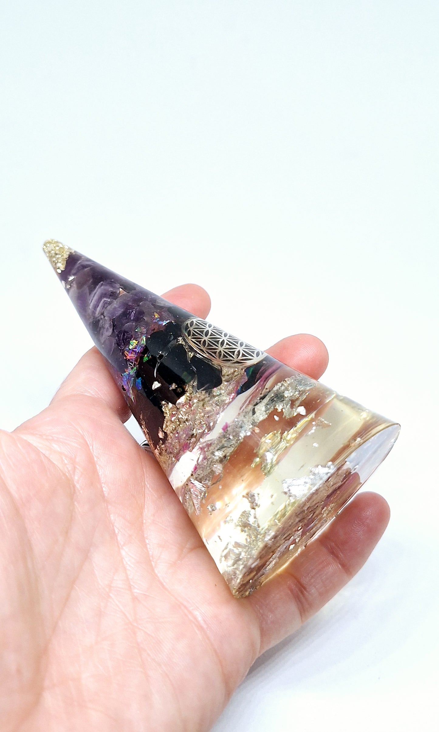 Orgonite cône XL - Améthyste, Obsidienne, fleur de vie et aluminium