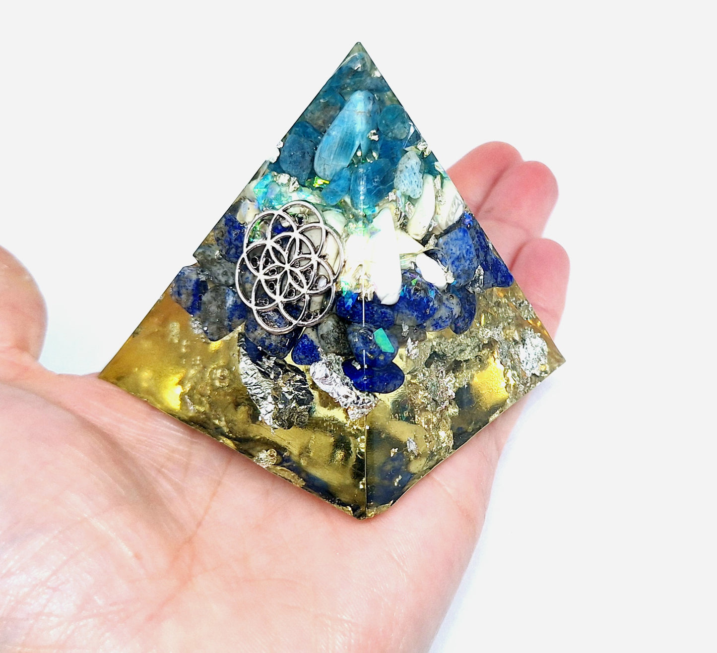 Orgonite pyramide L - Apatite, howlite et lapis-lazuli, aluminium, graine de vie 🩵🤍💙