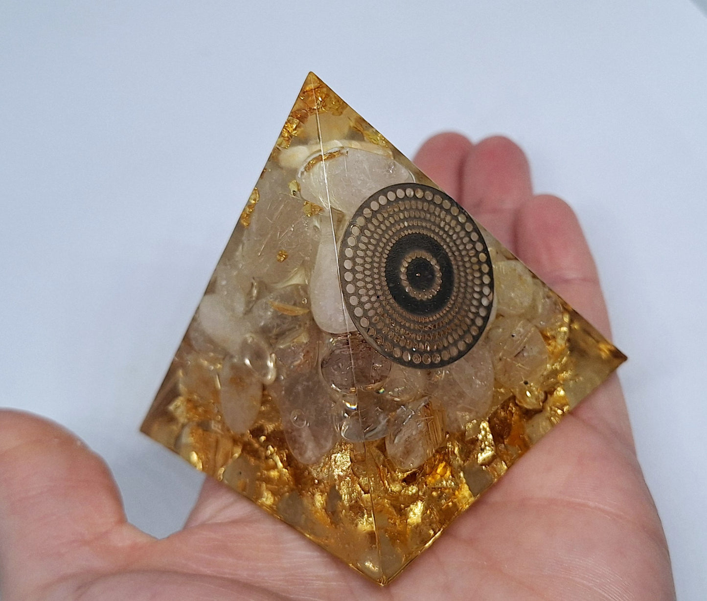 Orgonite pyramide L - Quartz rutile, or, mandala 💛