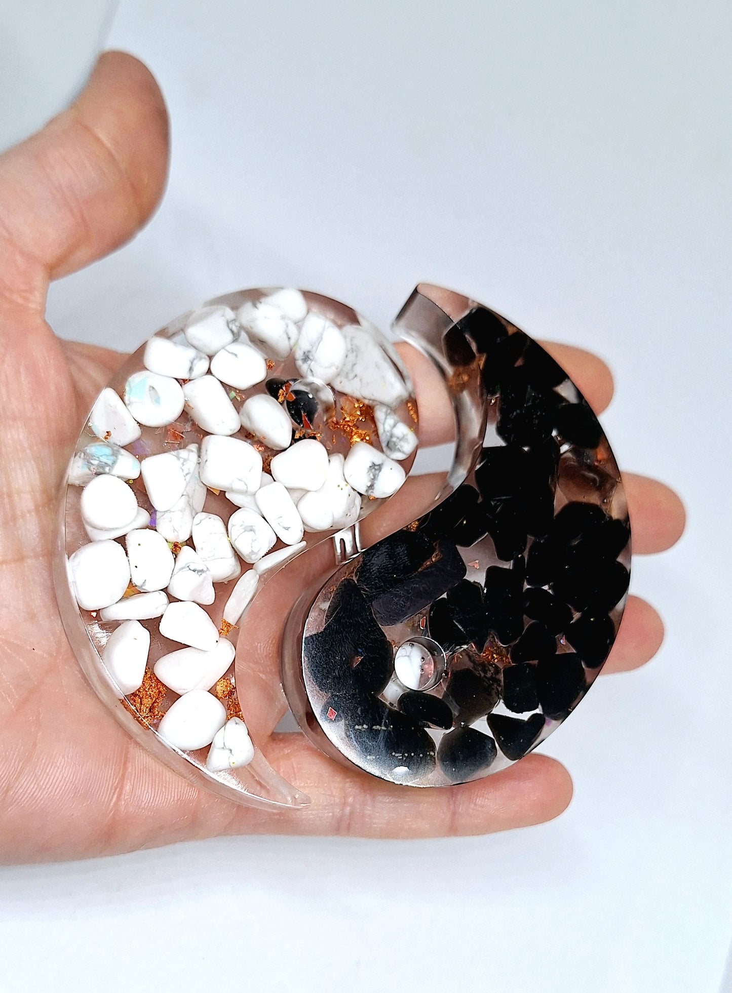 Orgonite Yin et Yang, howlite et obsidienne, cuivre