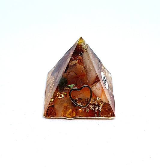 Orgonite pyramide XS - Cornaline, laiton, cœur 🧡